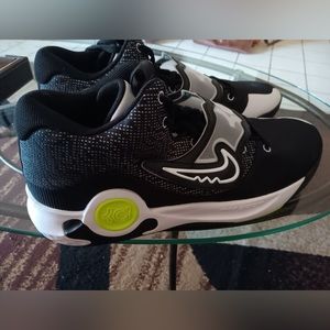 Brand New! Just in time for Christmas! Mens Size 18 Nike KD Trey 5 X.